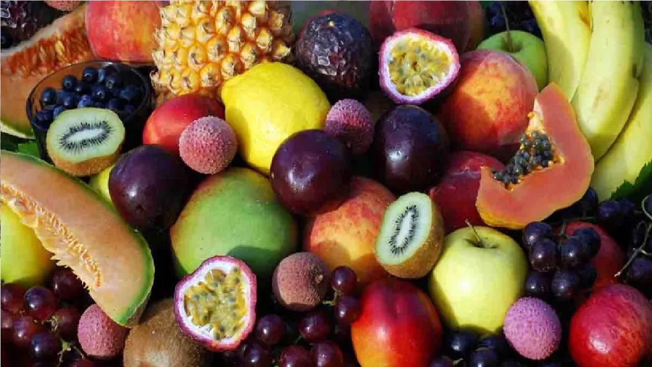 ताजी फळेः मनुष्याला ताजी फळे खाण्याची सवय असेल तर त्याचे दुप्पट फायदे असतात. ताज्या फळांमुळे एक तुमचे आरोग्य निरोगी राहते, तुमच्या शरीरात चांगले अन्न जाते. त्यामुळे नेहमी ताजी फळे खाण्याची सवय ठेवा.