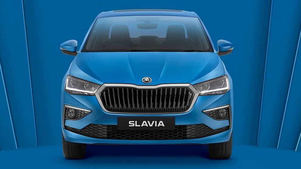 स्कोडा स्लाव्हिया ही कार भारतीय कार बाजारात दाखल झाली आहे. या कारची किंमत 10.69 लाख (एक्स-शोरूम) आहे, जे बेस व्हेरियंट आहे. या कारमध्ये 1.0 लीटर TSI इंजिन देण्यात आले आहे.