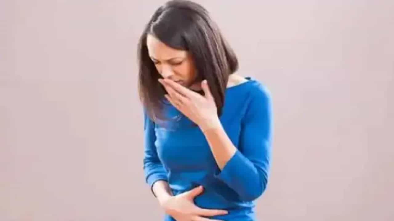 अनेकदा लोकांना मळमळ सारखी समस्या उद्भवते, परंतु जर त्याचा नेहमीच त्रास होत असेल तर चांगले मानले जात नाही. तज्ज्ञांच्या मते, या स्थितीत पोटात गाठ असू शकते आणि त्यामुळे उलट्या किंवा मळमळ होत राहते.