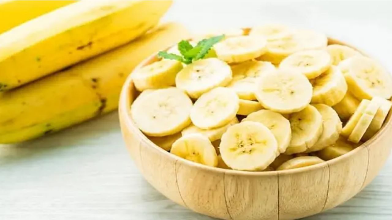 तुम्हाला हवे असल्यास व्यायामापूर्वी केळी खाऊ शकता. केळ्यामध्ये फायबरचे प्रमाण चांगले असते आणि त्यामुळे ते पचनसंस्था देखील व्यवस्थित ठेवते. इतकेच नाही तर केळ्याच्या मदतीने शरीरात ऊर्जाही राहते.
