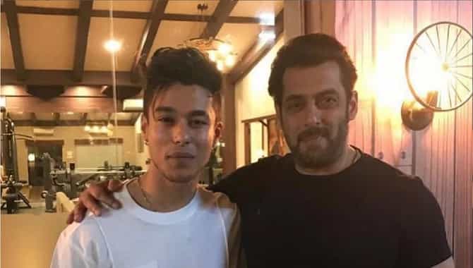 बिग बॉसचा उपविजेता प्रतिकला भाईजानकडून खास गिफ्ट, इन्स्टावर फोटो शेअर करत प्रतिक म्हणतो, आभार साहेब!