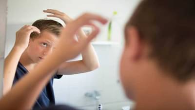 अकाली केसांत पांढरेपणाची समस्या सतावतेय? करू नका चिंता, प्रत्येक वेळी आहार नाही तर या काही गोष्टीही ठरतात कारणीभूत!