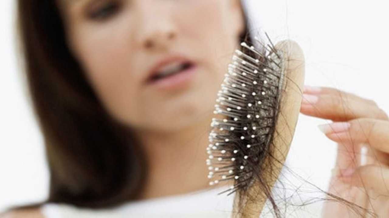 केस गळणे : आजकाल वाढत्या प्रदूषणामुळे केस गळणे सामान्य झाले आहे. आवळ्यामध्ये आढळणारे व्हिटॅमिन सी शरीरातील अँटी ऑक्सिडंट वाढवते. आवळा पावडर मिसळून खोबरेल तेल लावल्याने केसांना चांगले पोषण मिळते आणि केस गळणे कमी होतात. 