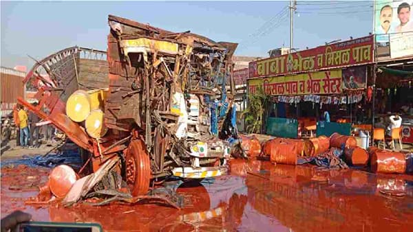 PHOTO | ट्रकचा चेंदामेंदा, रस्त्यावर लाल चिखल! औरंगाबादमधील वैजापुरात विचित्र अपघात कसा घडला?