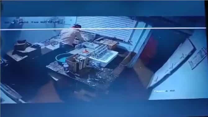 Bhandara Video | दारुच्या दुकानावर चोरांचा डल्ला, दीड लाख रुपये लंपास; चोरी सीसीटीव्हीत कैद