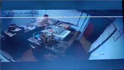 Bhandara Video | दारुच्या दुकानावर चोरांचा डल्ला, दीड लाख रुपये लंपास; चोरी सीसीटीव्हीत कैद