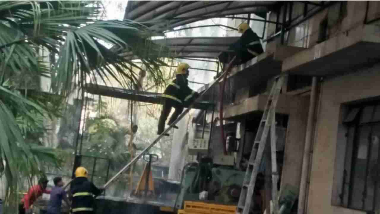 Nashik Fire | सातपूरच्या कारखान्यात आगडोंब; पहिला मजला खाक, लाखोंचा कच्चा माल स्वाहा...!