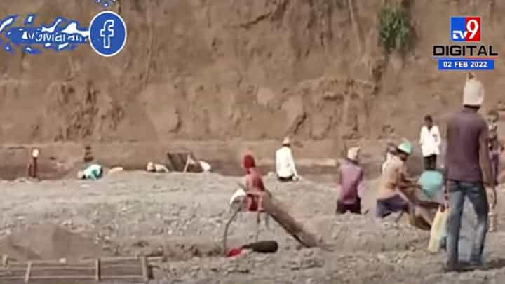 पैनगंगा नदीपात्रातून मोठ्या प्रमाणात रेतीची तस्करी, व्हिडीओ दाखवल्यानंतरही कारवाई नाहीच पैनगंगा नदीपात्रातून मोठ्या प्रमाणात रेतीची तस्करी, व्हिडीओ दाखवल्यानंतरही कारवाई नाहीच
