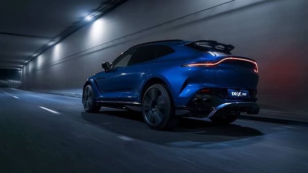 ब्रिटीश लक्झरी कार निर्माता मार्की अॅस्टन मार्टिनने आपल्या नवीन SUV कारचे अनावरण केले आहे. या कारचे नाव DBX 707 असे आहे. कंपनीने या कारचे वर्णन जगातील सर्वात पॉवरफुल लक्झरी SUV कार असे केले आहे.