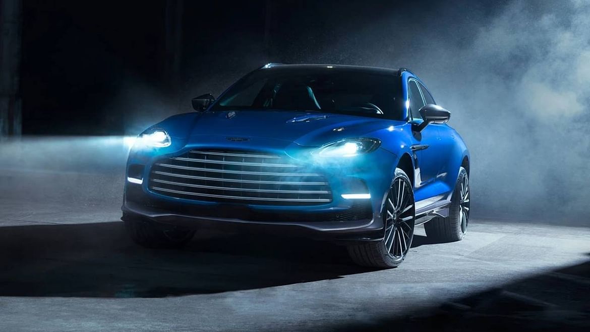 Aston Martin DBX707 एसयूव्ही कारची किंमत 2.32 लाख डॉलर इतकी आहे. कंपनी या वर्षाच्या पहिल्या तिमाहीत या कारचे उत्पादन सुरू करू शकते.