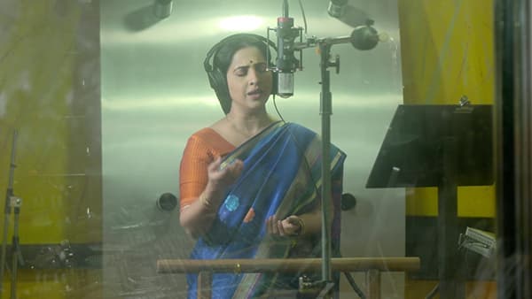 स्टार प्रवाहवरील आई कुठे काय करते (Aai Kuthe Kay Karte). ही मालिका प्रेक्षकांच्या कुटुंबाचा अविभाज्य भाग आहे. या मालिकेतील प्रत्येक पात्र प्रेक्षकांच्या मनात घर करुन आहे. लवकरच मालिकेत अरुंधतीच्या आयुष्यात येणारं एक सकारात्मक वळण प्रेक्षकांना पाहायला मिळणार आहे.