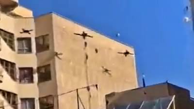 मुलांना मोबाइलवर खेळण्यात गुंतवून मशीनचा रंगला फुटबॉल खेळ, ड्रोनचा Video Viral