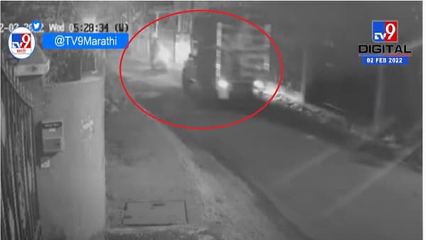 CCTV | कोंबड्या नेणाऱ्या टेम्पोची बाईकला समोरासमोर धडक, दुचाकीस्वाराचा जागीच मृत्यू