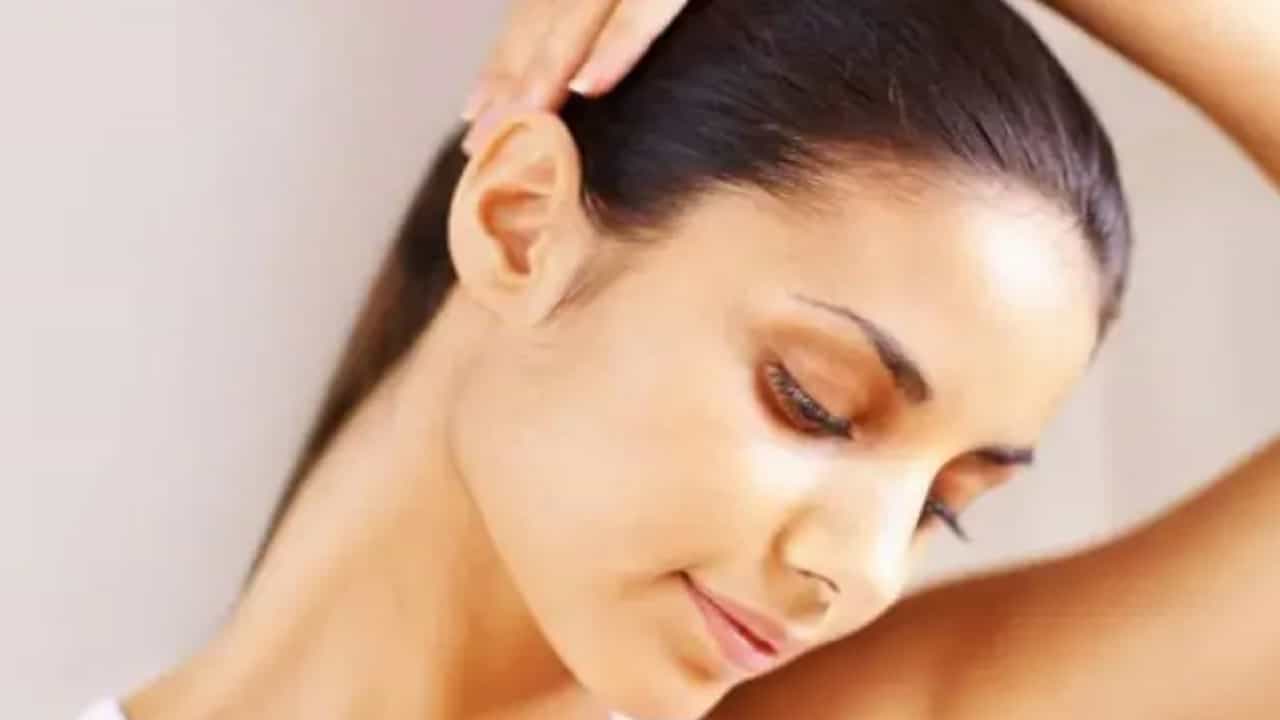 मानेवरील ताण दूर करण्यासाठी ही योगा पोझ फायदेशीर आहे. हे करण्यासाठी डोके उजवीकडे किंवा डावीकडे करा आणि नंतर डोक्याच्या वरच्या भागावर हात ठेवा. काही मिनिटे हे करा. आपला दुसरा हात कंबरेच्या मागे असावा.