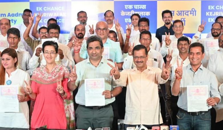 Goa Assembly Elections : आम आदमी पार्टीचंही काँग्रेसच्या पावलावर पाऊलं, गोव्यात उमेदवारांना दिली शपथ Goa Assembly Elections : आम आदमी पार्टीचंही काँग्रेसच्या पावलावर पाऊलं, गोव्यात उमेदवारांना दिली शपथ