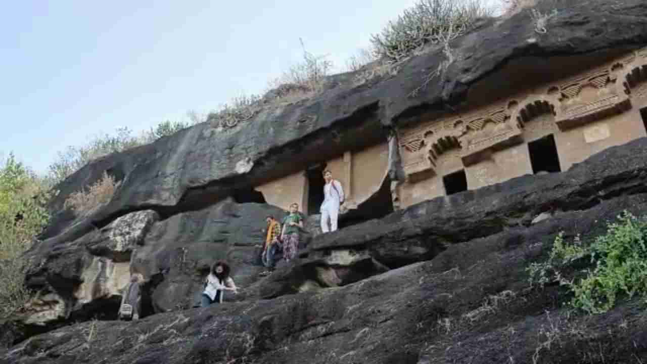 Caves of Junnar | जुन्नर तालुक्यातील लेण्यांची परदेशी पाहुण्यांना भुरळ; लेण्यांत ध्यान साधनेचा  घेतला अनुभव