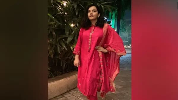 अभिनेत्री सुलग्ना पाणीग्रही हिचा आज वाढदिवस आहे. अभिनेत्री सुलग्ना पाणीग्रही 'मर्डर 2', 'रेड' आणि 'इश्क वाला लव्ह'मध्ये दिसली आहे. तिने अनेक टीव्ही मालिकांमध्ये काम केले आहे.