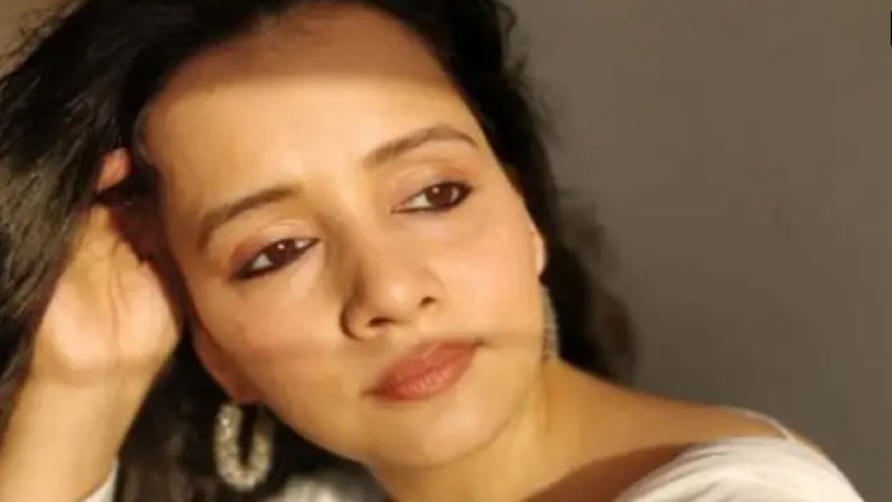 सुलग्नाने 2011 मध्ये 'मर्डर 2' या थ्रिलर चित्रपटाद्वारे बॉलिवूडमध्ये पदार्पण केले. यानंतर ही अभिनेत्री अजय देवगणच्या 'रेड' चित्रपटात दिसली होती. हिंदी चित्रपटांव्यतिरिक्त सुलग्नाने मराठी चित्रपटांमध्येही काम केले आहे.