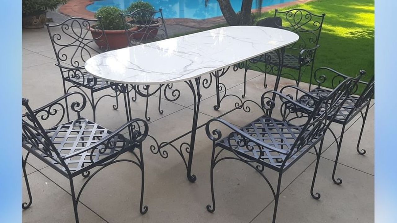 वास्तूनुसार, लोखंड किंवा प्लास्टिकचे फर्निचर कधीही खरेदी करू नये. आजकाल बरेच लोक ते विकत घेत असले तरी त्यांचा कल नकारात्मकता वाढवण्याकडे असतो. त्यामुळे घरातील सदस्यांमधील प्रेम कमी होऊन भांडणे वाढतात.