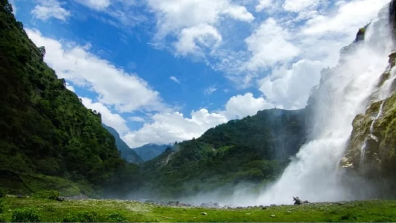 जर तुम्ही तवांगला जात असाल तर नूरानांग जलप्रपात नक्की भेट द्या. येथे तुम्हाला अशी अनेक ठिकाणे पाहायला मिळतील जी तुम्ही कधीही विसरू शकणार नाही, हा धबधबा सेला खिंडीतून उगम पावणाऱ्या नुरनांग नदीचा एक महत्त्वाचा भाग आहे.