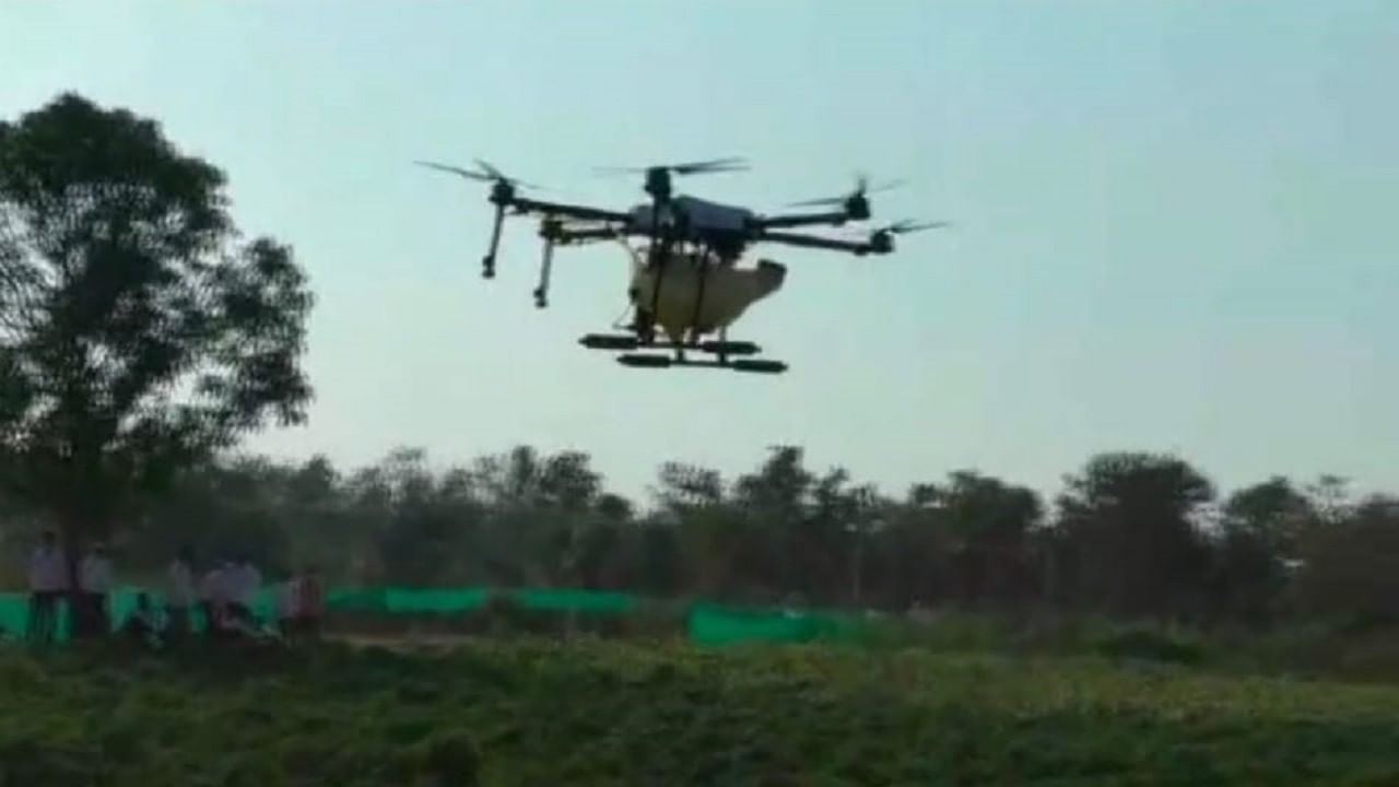 Drone farming | जमलंच गड्या! इकडं अर्थमंत्र्यांनी सांगितलं अन् भंडाऱ्याच्या बहाद्दरानं ड्रोन शेतीचा प्रयोगही केला!