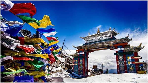 सेला पास : हे तवांगमधील एक प्रसिद्ध असे ठिकाण आहे. सेला पासाला भेट दिल्यानंतर तुम्हाला येथून हिमालयातील मनमोहक अशी दृष्य पहायला मिळतात. येथील दऱ्या आणि पवर्त येणाऱ्या पर्यटकांना भूरळ घालतात. सेला पास ही जागा पूर्णपर्ण बर्फाच्छदित असते, त्यामुळे ती आणखीनच सुंदर दिसते. सेला पास आणि सेला तलाव हे अरुणाचल प्रदेशचे प्रवेशद्वार म्हणून ओळखले जातात.