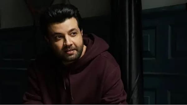 वरुण शर्माने फुकरे या चित्रपटातून बॉलिवूडमध्ये पदार्पण केले. या चित्रपटात वरुणने चुचाची भूमिका साकारली होती. पहिल्याच चित्रपटात वरुणने जबरदस्त भूमिका केली होती. एवढेच नाही तर वरुण याच नावाने प्रसिद्ध झाला. (फोटो: इंस्टाग्राम)