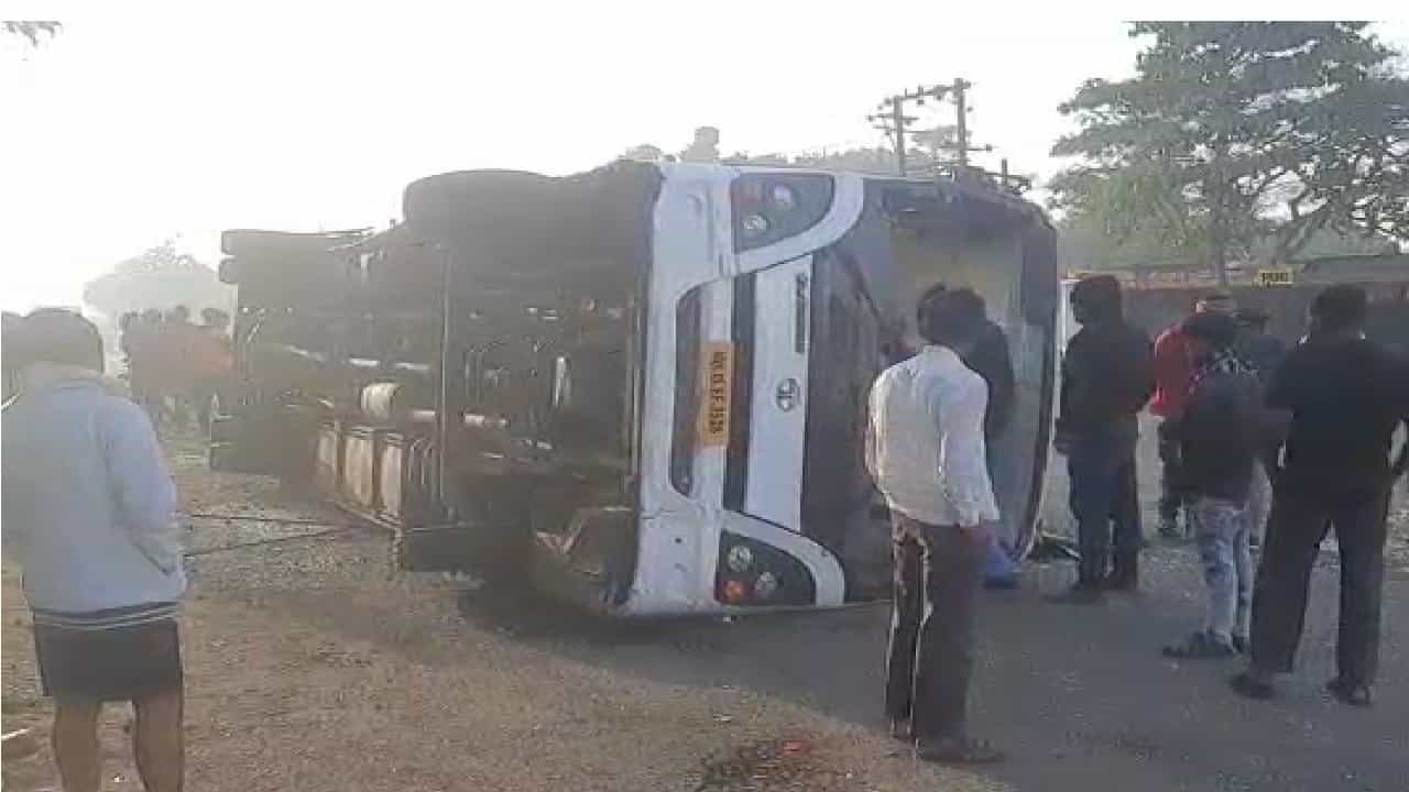 कोरोनाच्या पार्श्वभूमीवर बंद असलेल्या शाळा-महाविद्यालयं पुन्हा खुली झाली आहेत. दीर्घ कालावधीनंतर कॉलेजला निघालेल्या विद्यार्थ्यांना अपघात झाल्याची दुर्दैवी घटना नुकतीच समोर आली.