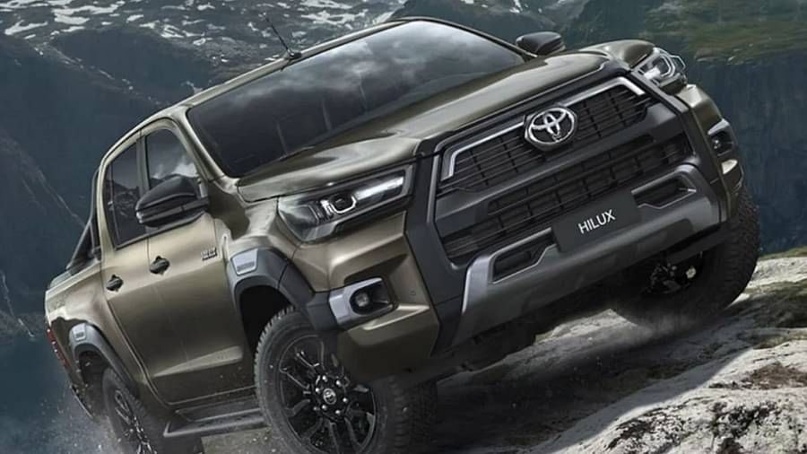 युटीलिटी व्हेईकल ‘द हायलक्स’ (Toyota Hilux) लाँच केली आहे. ही कार फॉर्च्यूनर आणि इनोव्हा क्रिस्टाचा मिक्स अवतार असल्याचे बोलले जात आहे. चांगला परफॉर्मन्स, अधिक कार्यक्षमता, पॉवर आणि अत्याधुनिकतेसह तुम्हाला यात शहरातील ड्राईव्हसाठी सर्वोत्तम सुखसोयी, अद्वितीय शक्ती, सु-संतुलित युटीलिटी आणि साहसाचा अनुभव मिळेल, असे कंपनीने म्हटले आहे.