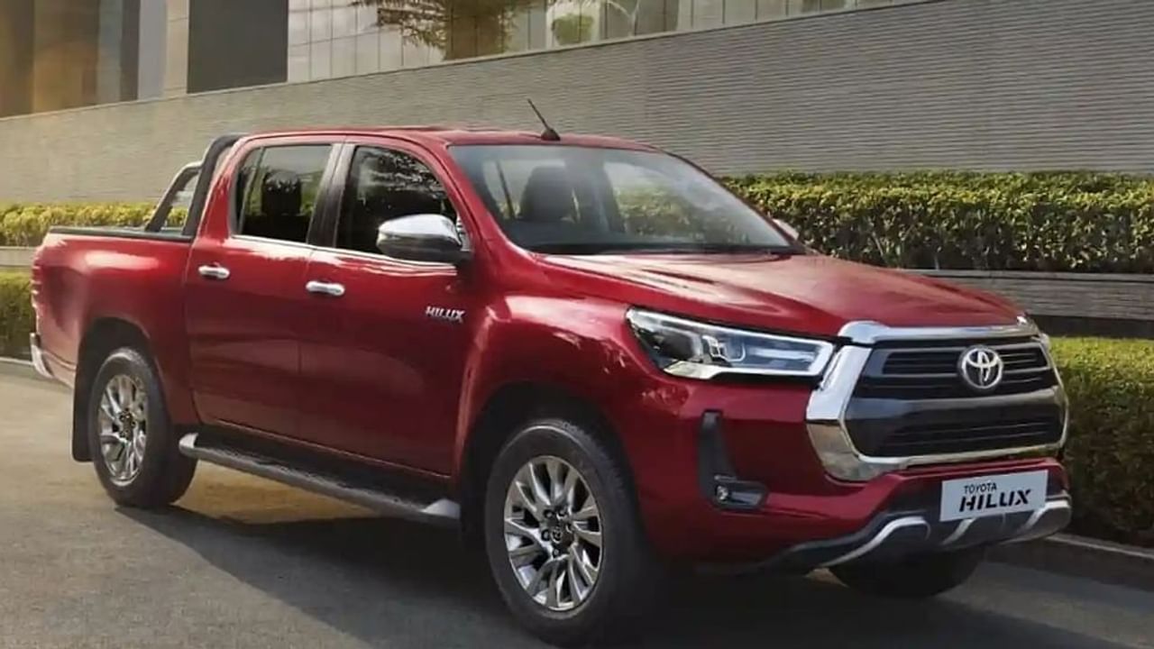 तुम्ही टोयोटा हायलक्स (Toyota Hilux) पिकअप ट्रक टोयोटाच्या लेटेस्ट ऑफरसह बुक करण्याचा विचार करत असाल, तर तुमच्यासाठी एक वाईट बातमी आहे. खरं तर, Toyota Hilux ही भारतीय कार बाजारात या वर्षीच्या बहुप्रतीक्षित लाँचपैकी एक आहे आणि या पिकअप वाहनाचे गेल्या महिन्यात अनावरण करण्यात आले होते आणि बुकिंग देखील सुरु करण्यात आले होते. मात्र टोयोटा किर्लोस्कर मोटरने गुरुवारी सांगितले की, ते आता तात्पुरते बुकिंग थांबवत आहेत. मागणी आणि पुरवठा यांसारख्या समस्यांमुळे कंपनीला हे पाऊल उचलावे लागले आहे.