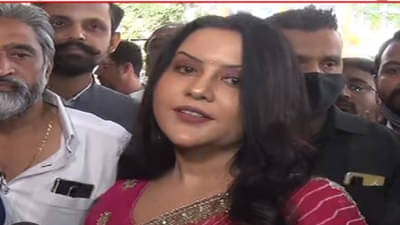 Bandatatya Karadkar: स्त्रियांच्या पर्सनल आयुष्यावर बोलणं चुकीचं, ही मानसिकता बदलावी लागेल; अमृता फडणवीसांची बंडातात्यांवर टीका