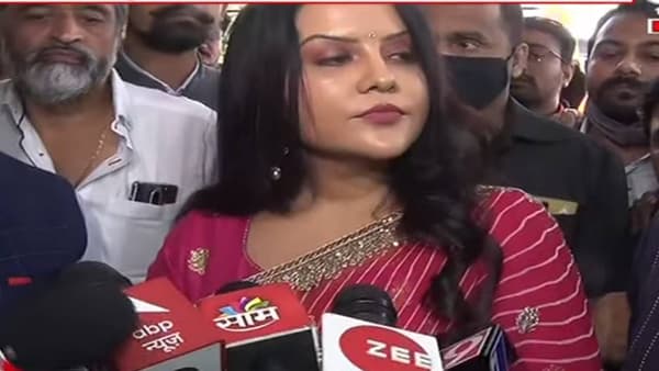 VIDEO: मी फडणवीसांची बायको आहे हे तुम्ही विसरून जा, सामान्य स्त्री म्हणून ट्विट करते: अमृता फडणवीस