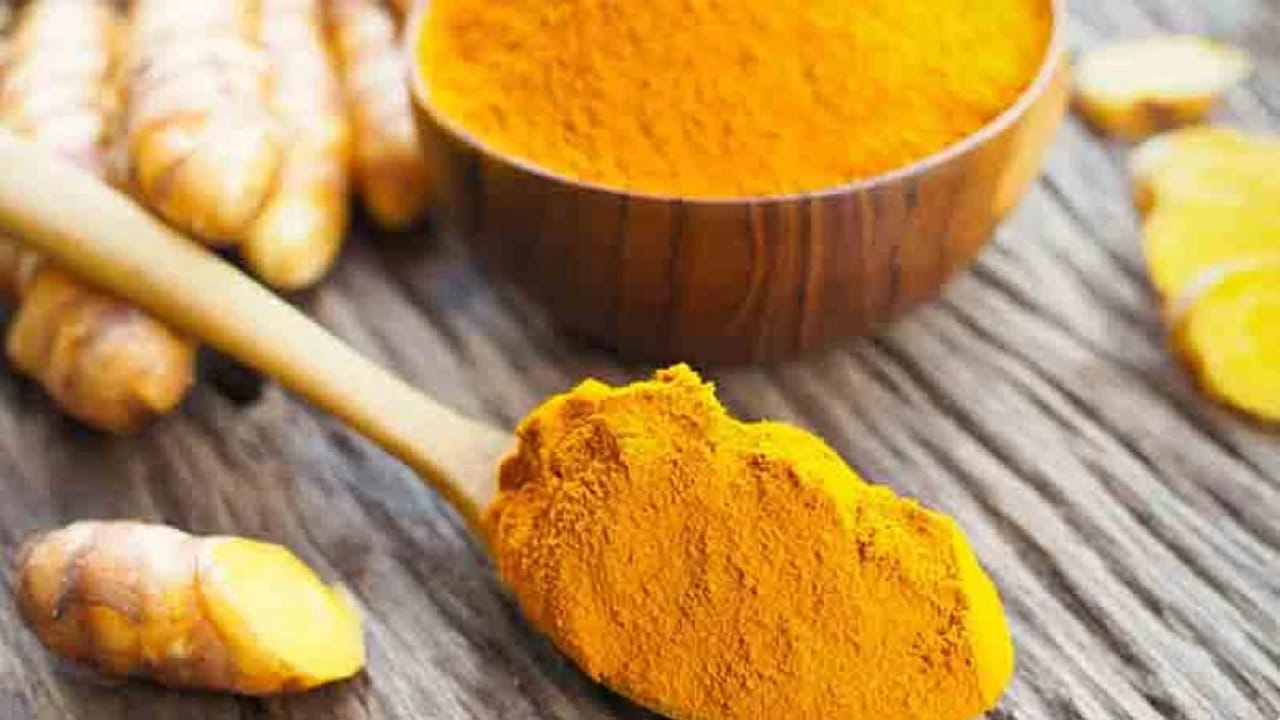हळदीचा वापर बहुतेक पदार्थांमध्ये केला जातो. आयुर्वेदिक उपचारात त्याचे महत्त्व आहे. हे पित्त दोषांसाठी उत्तम आहे. हे रोग प्रतिकारशक्ती वाढवण्यास आणि यकृताला डिटॉक्सिफाई करण्यास मदत करते. 