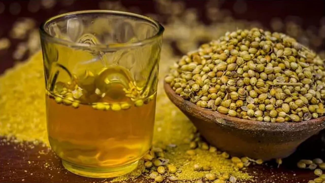 धणे या मसाल्यात थंड करण्याचे गुणधर्म आहेत. पोटात जास्त उष्णतेमुळे ऍसिड रिफ्लक्सचा त्रास असलेल्या लोकांसाठी हे उत्तम आहे. पोट फुगणे इत्यादीपासून आराम मिळतो. त्यामुळे भूक वाढते.