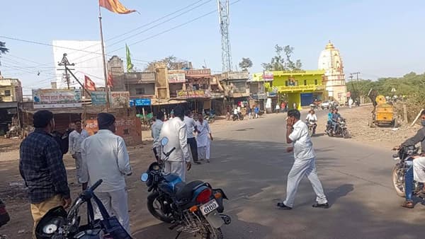 औरंगाबाद जिल्ह्यातील मणकरणपुरात मुख्याध्यापक आणि शिपायावर प्राणघातक हल्ला करण्यात आला असून या हल्ल्यात दोघेजण गंभीर जखमी झाले आहेत.