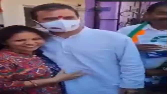 Goa Elections 2022 : गोव्यात प्रचाराची झिंग, महिलेने राहुल गांधींना मारली चक्क मिठी