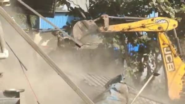 कल्याण डोंबिवली महापालिकेच्या कारवाई पथकाने बार मालकांनी केलेल्या वाढीव बांधकामांवर आज हातोडा चालवित बांधकाम तोडण्याची कारवाई केली.