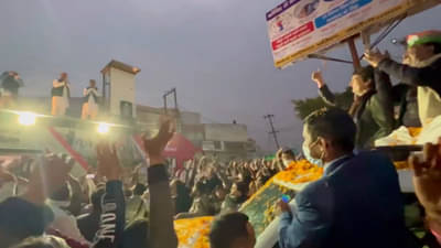 Uttar pradesh assembly election 2022: अखिलेश यादव आणि प्रियंका गांधी रोड शो दरम्यान आमने-सामने, कार्यकर्त्यांची घोषणाबाजी; नंतर काय घडलं?