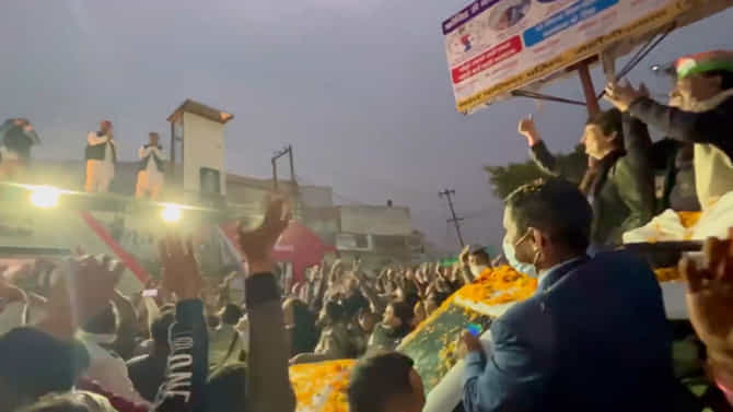 Uttar pradesh assembly election 2022: अखिलेश यादव आणि प्रियंका गांधी रोड शो दरम्यान आमने-सामने, कार्यकर्त्यांची घोषणाबाजी; नंतर काय घडलं?