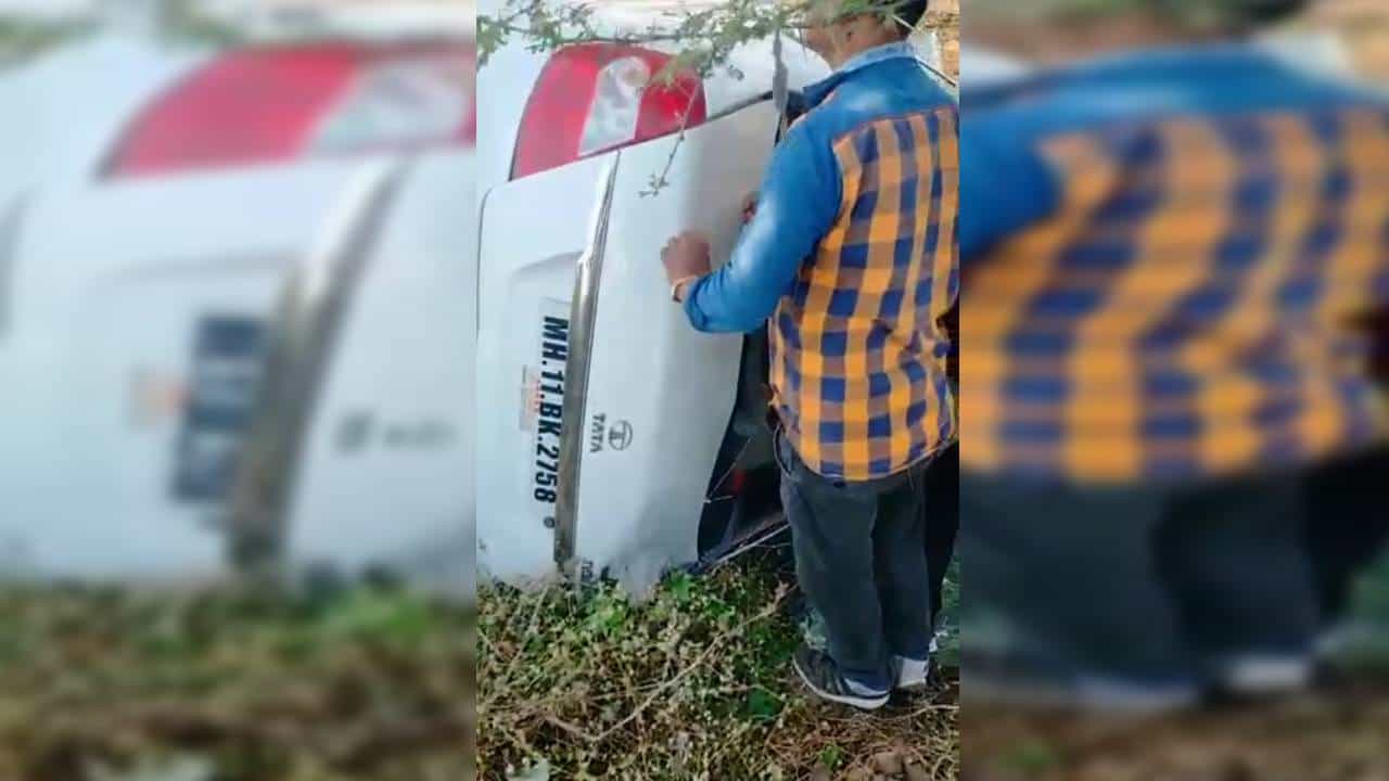 दर्यापूर अंजनगाव रोडवर शुक्रवारी संध्याकाळच्या सुमारास भीषण अपघात झाला. एक टाटा इंडिका कार रस्ता सोडून थेट शिवारा पलटी झाली होती.