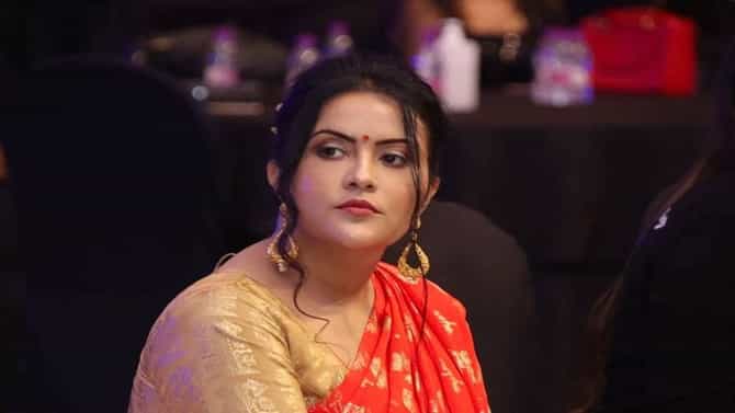 ट्रॅफिकमुळेच 3 टक्के घटस्फोट होतात, हा जावईशोध कुठून लावला? विरोधकांच्या प्रश्नाला मिसेस फडणवीसांचं पुराव्यासह उत्तर