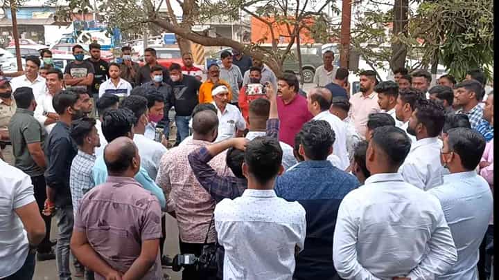 शेतकरी कुटुंब मारहाण प्रकरणी आमदार राजू पाटील आक्रमक शेतकरी कुटुंब मारहाण प्रकरणी आमदार राजू पाटील आक्रमक