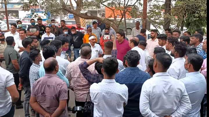 शेतकरी कुटुंब मारहाण प्रकरणी आमदार राजू पाटील आक्रमक शेतकरी कुटुंब मारहाण प्रकरणी आमदार राजू पाटील आक्रमक