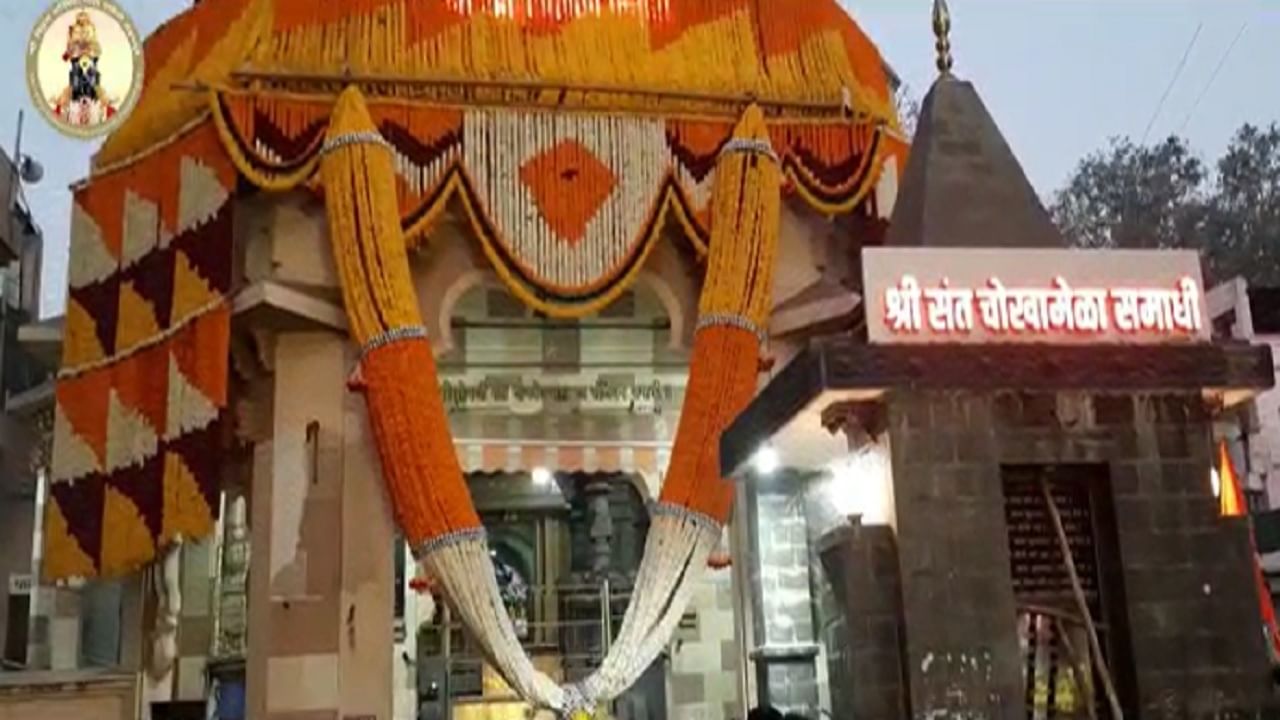  36 प्रकारच्या सात टन फुलांची आकर्षक अशी सजावट आज मंदिरात करण्यात आले आहे. ही सजावट पुणे येथील श्री विठ्ठल भक्त भारत भुजबळ यांनी केली आहे. 