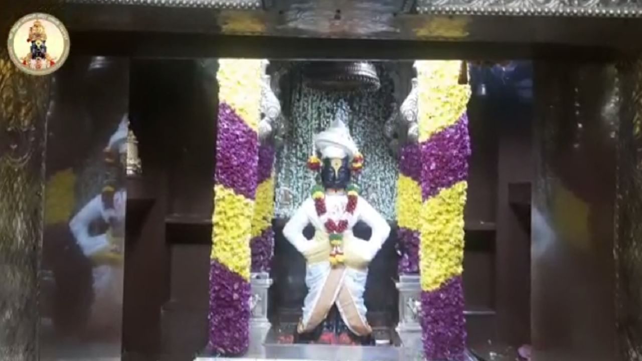  36 प्रकारच्या सात टन फुलांची आकर्षक अशी सजावट आज मंदिरात करण्यात आले आहे. ही सजावट पुणे येथील श्री विठ्ठल भक्त भारत भुजबळ यांनी केली आहे. 