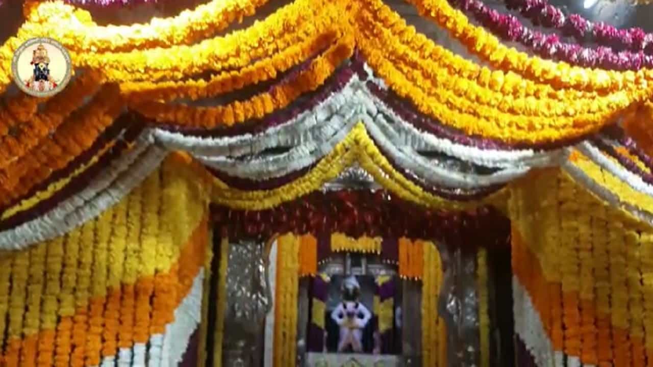 वसंत पंचमी (Vasant Panchami) हा सण दरवर्षी मोठ्या थाटामाटात साजरा केला जातो. हा विशेष दिवस देवी सरस्वतीला (Saraswati)समर्पित आहे. या दिवशी, भक्त विशेषतः विद्या आणि बुद्धीची देवी सरस्वतीची पूजा करतात आणि प्रार्थना करतात .