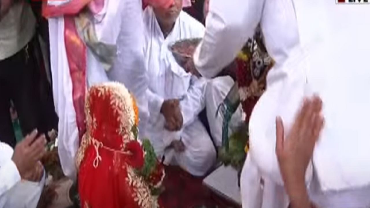 देवाच्या विवाह सोहळ्यासाठी  रुक्मिणीमातेस खास रेशमी साडी तर विठ्ठलास रेशमी पोशाख तयार करण्यात आला आहे.मात्र कोरोनाच्या पाश्वर्भूमीवर मंदिरात भाविकाना विवाह सोहळ्यासाठी येता येणार नसुन विवाह सोहळा हा अगदी मर्यादीत भक्तामध्येच पार पडत आहे.  