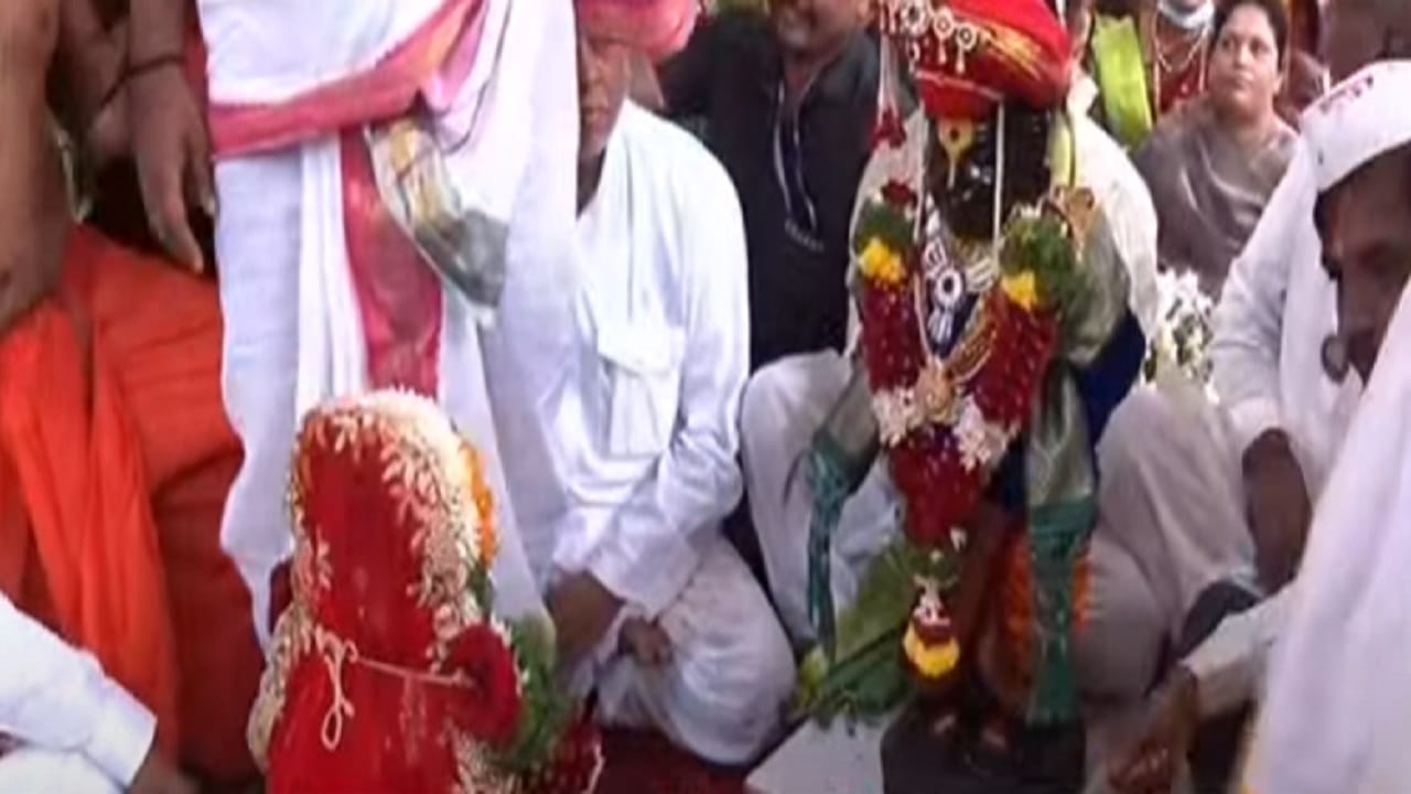 विवाह सोहळ्यासाठी श्री विठ्ठल आणि रुक्मिणीमातेच्या  प्रतिकात्मक मूर्तीना दागदगिने आणि भरजरी पोषाखात नटवले आहे. 