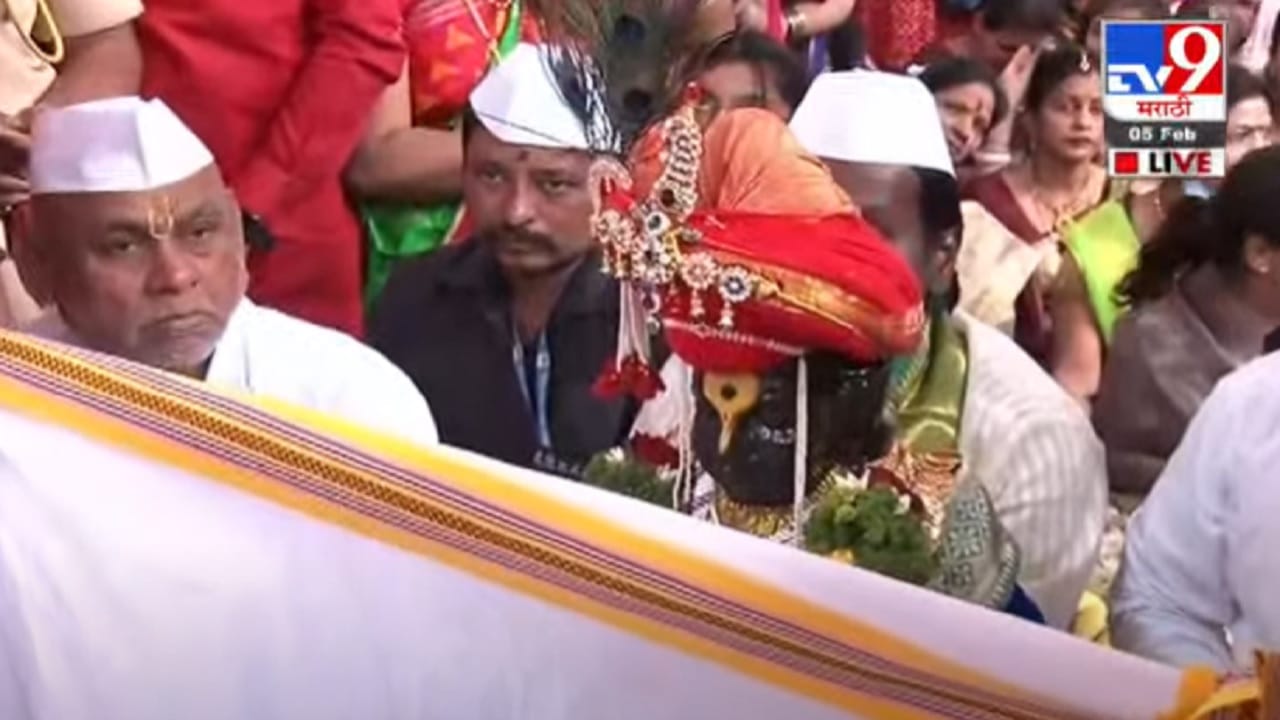 श्री विठ्ठल आणि रुक्मिणीमातेच्या  प्रतिकात्मक मूर्तीना पाहून मंडपातील सर्वच भाविक भारावून गेले. दागदगिन्यांमध्ये  देवाचे रुप अधिकच खुलुन दिसत आहे.