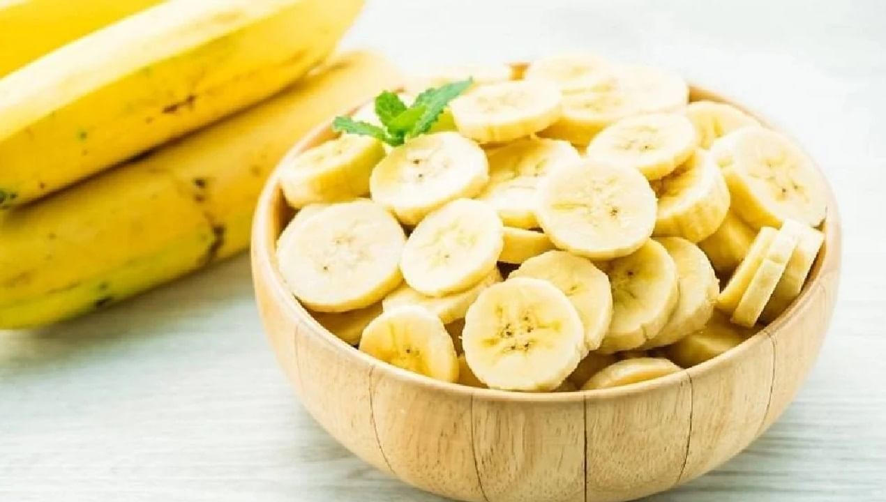 केळीः शरीरातील अशक्तपणा दूर करायचा झाल्यास आपल्या खाण्यामध्ये रोज दोन केळ्याचे सेवन करा. केळ्यातील पोटॅशियम, विटॅमिन बी 6, मॅग्निशियम आणि विटॅमिन सी भरपूर मिळू शकते.